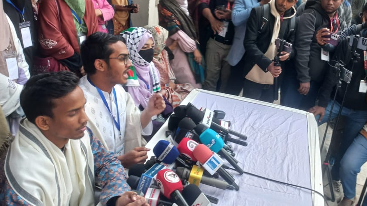 হেনস্তার শিকার শিক্ষার্থীকে পুলিশ ভ্যানে তোলা নিয়ে প্রশ্ন