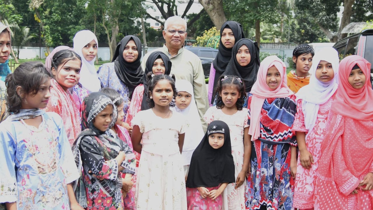 সমাজকল্যাণমন্ত্রীর বাসভবনে সুবিধাবঞ্চিত শিশুদের ঈদ উৎসব