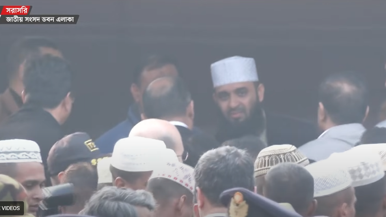 খালেদা জিয়ার কফিন কাঁধে তুলে নিলেন আজহারী