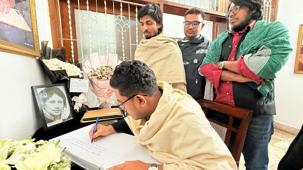 শোক বইয়ে স্বাক্ষর করলেন ডাকসুর ভিপি