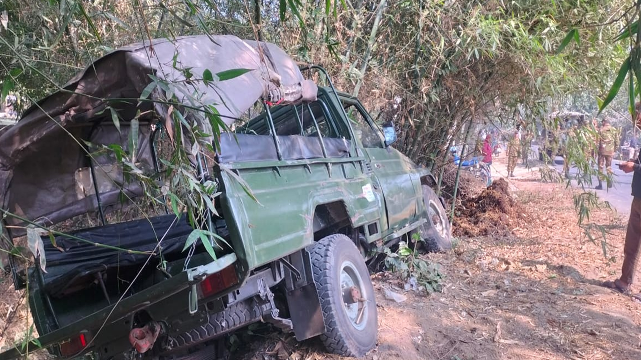 ট্রাকের ধাক্কায় সেনাবাহিনীর টহল গাড়ি খাদে, ৪ সেনা আহত