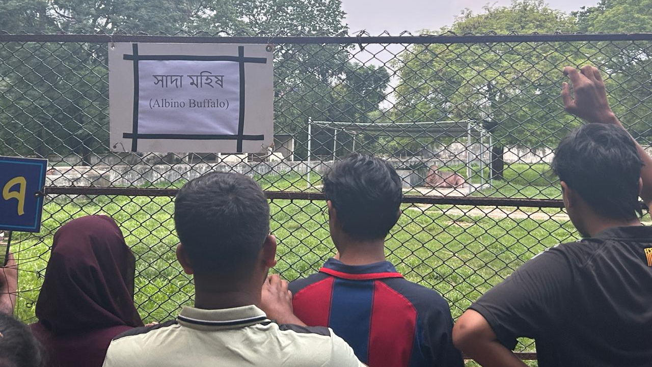 ‘ডোনাল্ড ট্রাম্পকে’ দেখতে দর্শনার্থীদের উপচে পড়া ভিড়