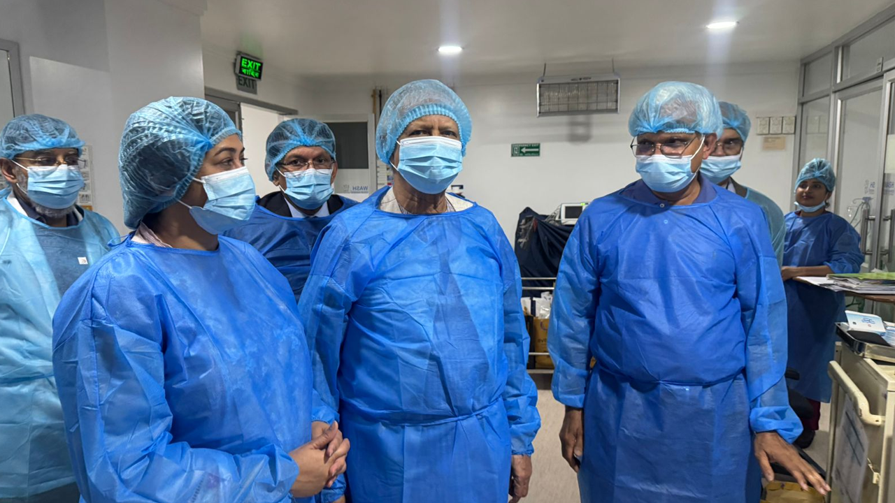 খালেদা জিয়ার স্বাস্থ্যের খোঁজ নিতে এভারকেয়ারে প্রধান উপদেষ্টা