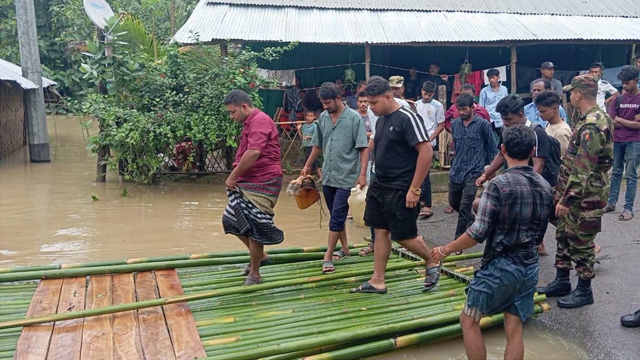 পাহাড়ধসের ঝুঁকি থেকে ২২১ পরিবারকে নিরাপদ আশ্রয়ে নিল সেনাবাহিনী