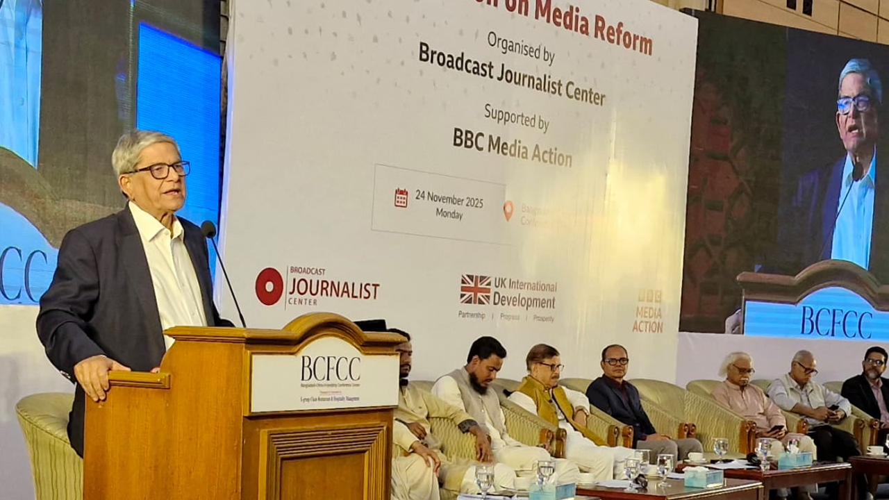 রাজনৈতিক দলগুলো সাংবাদিকদের পকেটে নিতে চায় না, সাংবাদিকরাই ঢুকে যায়