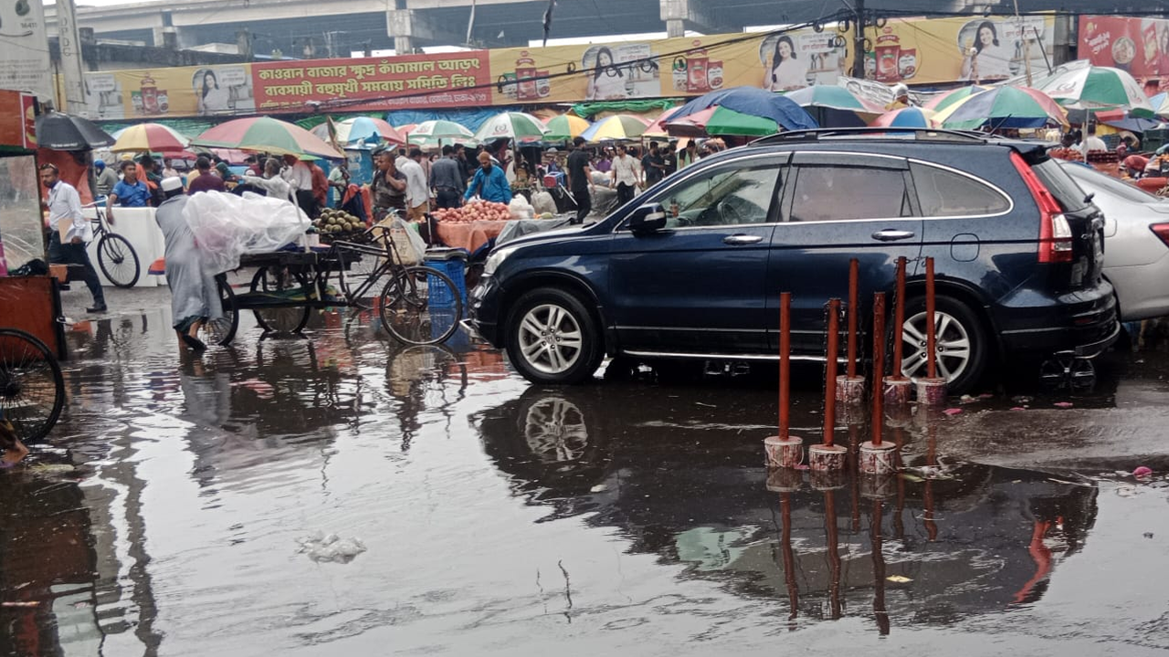 ভ্যাপসা গরমে রাজধানীতে স্বস্তির বৃষ্টি