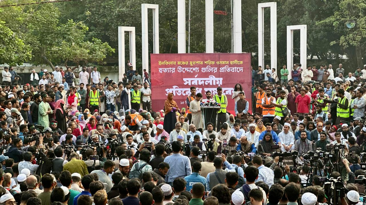 হাদির ওপর হামলা: শহীদ মিনারে সর্বদলীয় প্রতিরোধ সমাবেশ শুরু
