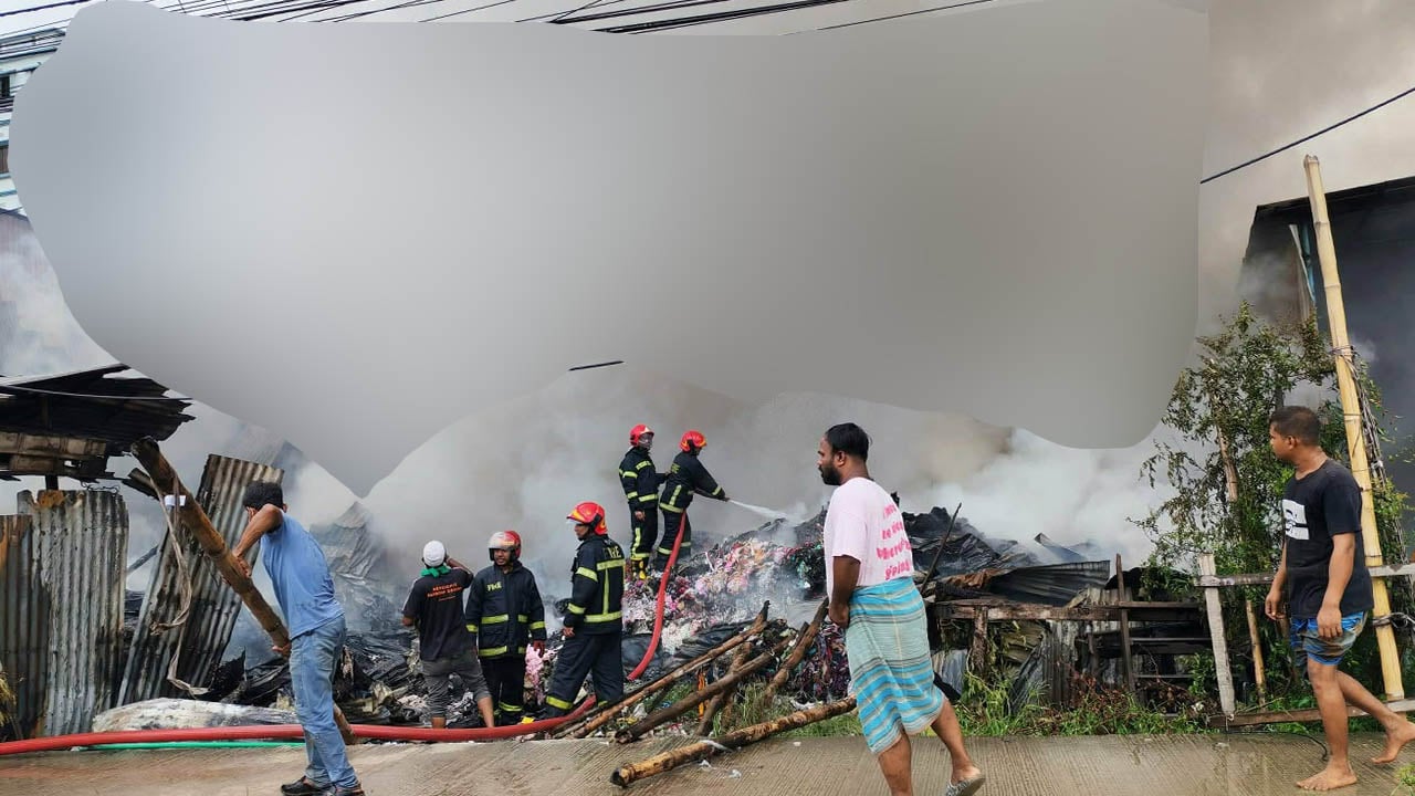 ফতুল্লায় আগুনে পুড়ল ৪০ লাখ টাকার ঝুট