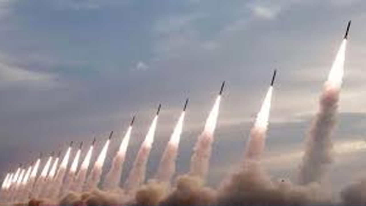 ইসরাইলের দিকে ঝাঁকে ঝাঁকে ক্ষেপণাস্ত্র ও ড্রোন ছুড়েছে ইরান