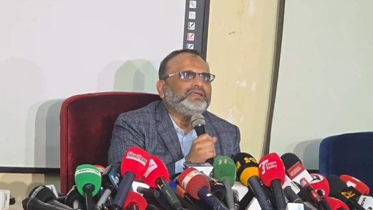 আনুষ্ঠানিক পদত্যাগ করেননি ঢাবি উপাচার্য