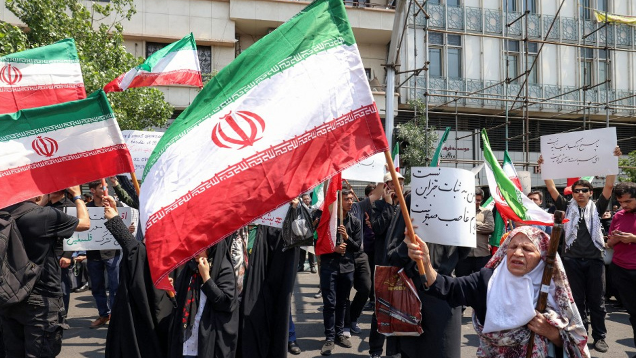 মার্কিন ও ইসরাইলি হামলার নিন্দায় ইরানে সমর্থন সমাবেশ ও বিক্ষোভ