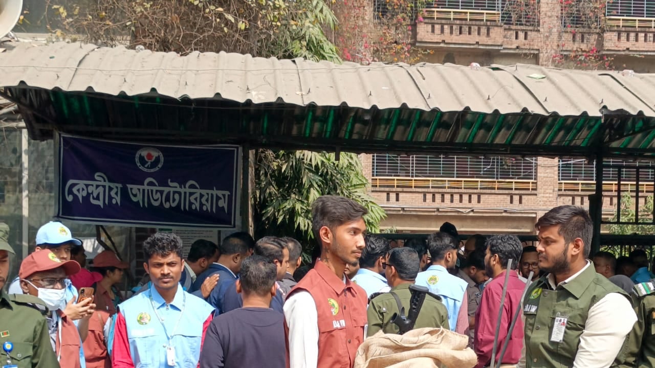 ভোটের সামগ্রী বিতরণ ঢাকা-৮ আসনের