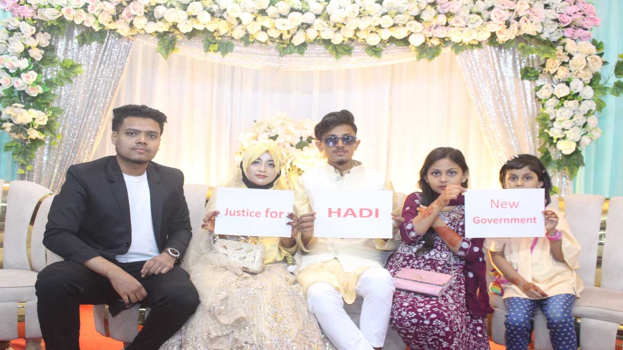 ‎বিয়ের মঞ্চে বর-কনের ‘হাদি হত্যার বিচার’ দাবি