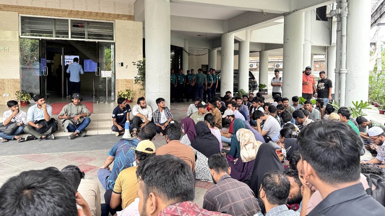 দাবি না মানা পর্যন্ত কর্মসূচির ঘোষণা ডিজিটাল ইউনিভার্সিটি শিক্ষার্থীদের