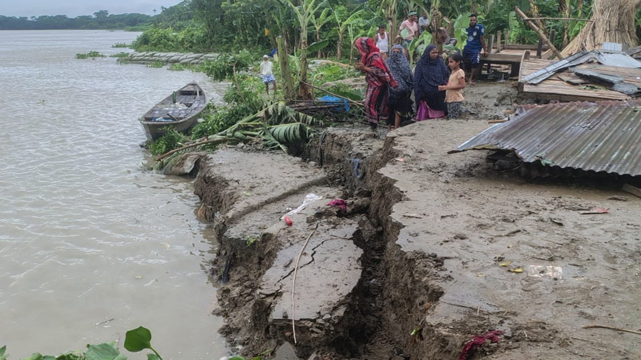 সন্ধ্যা ও আড়িয়াল খাঁর ভয়াবহ ভাঙন