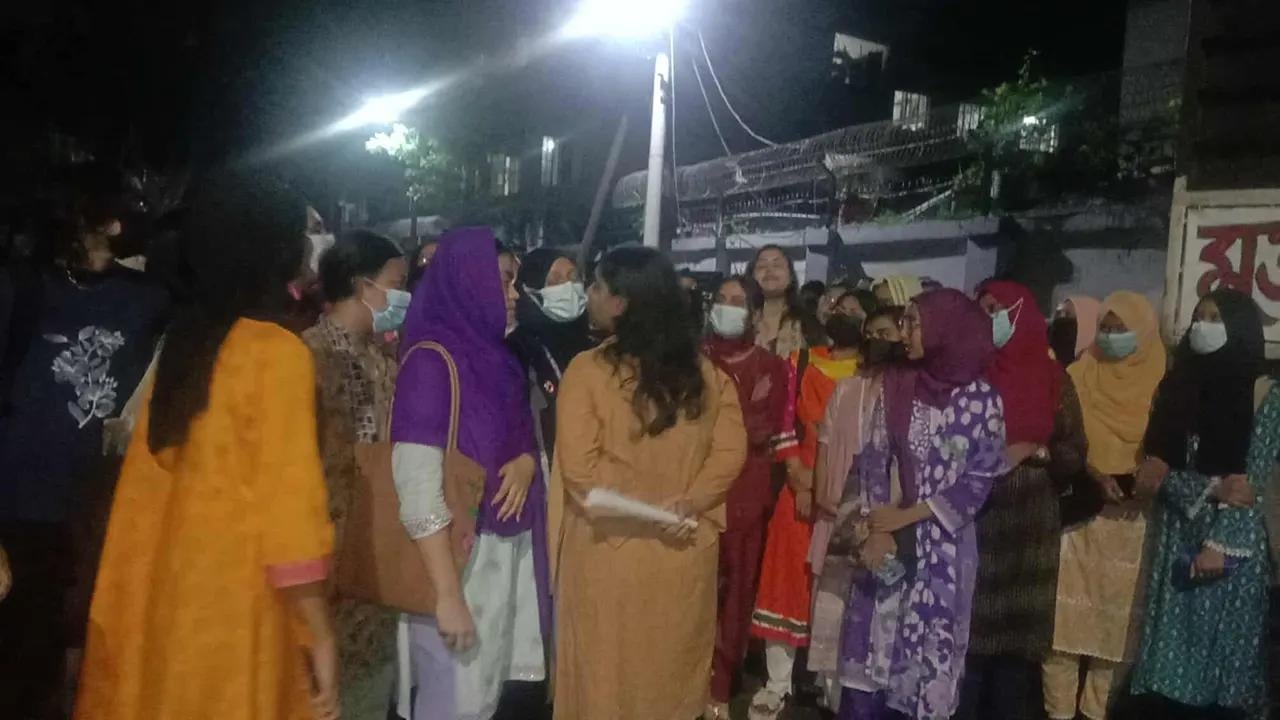 মধ্যরাতে ইডেনে বিক্ষোভ, রাজনীতি সংশ্লিষ্টদের হল ছাড়ার আলটিমেটাম