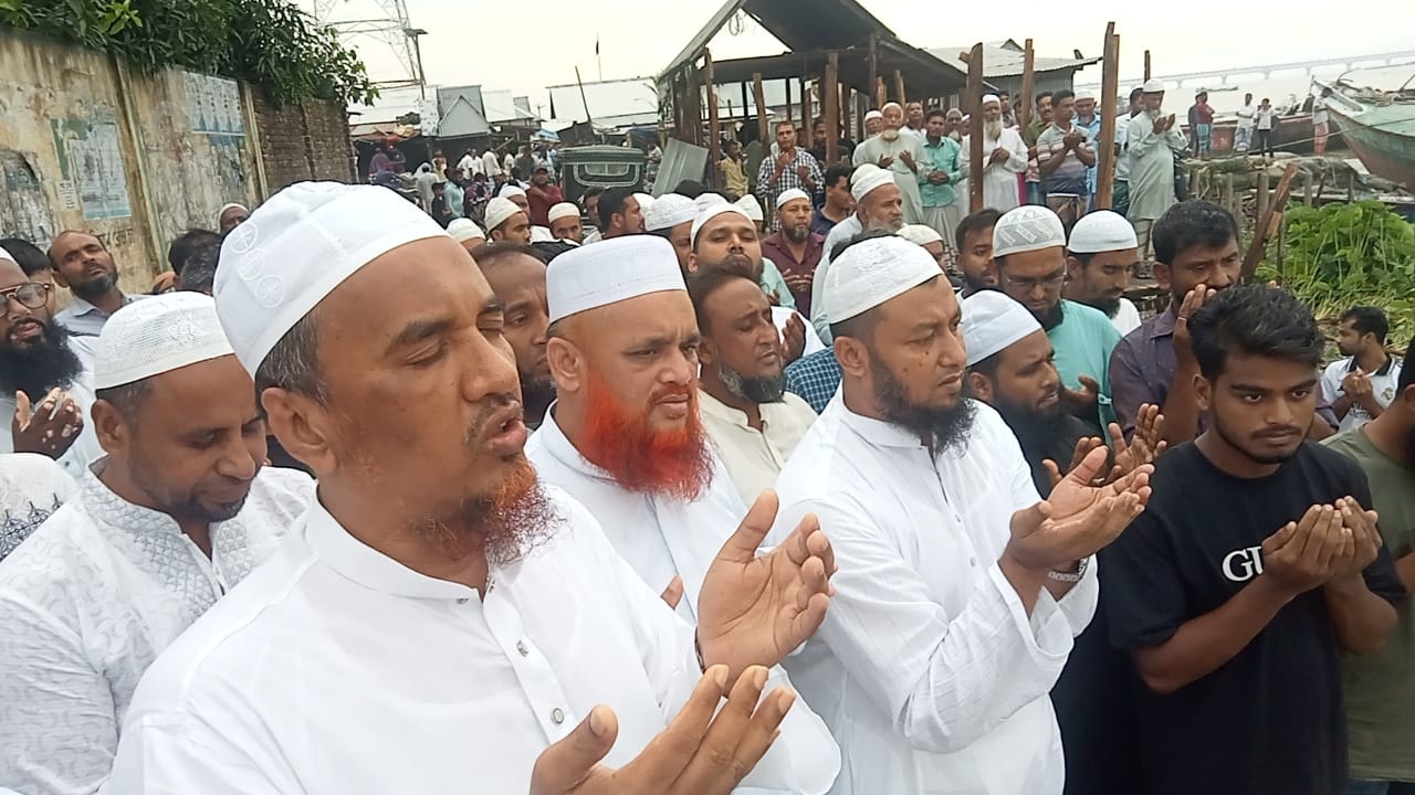 পদ্মার ভাঙনে ক্ষতিগ্রস্ত মাঝিরঘাট পরিদর্শনে খেলাফত মজলিস নেতারা