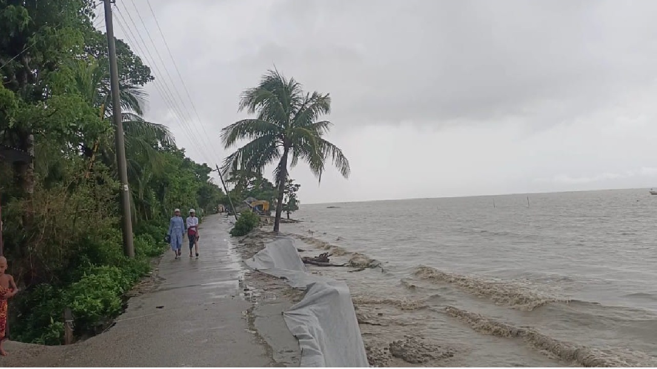 ভোলার খেজুর গাছিয়া বেড়িবাঁধে ভাঙন, উপকূলে আতঙ্ক