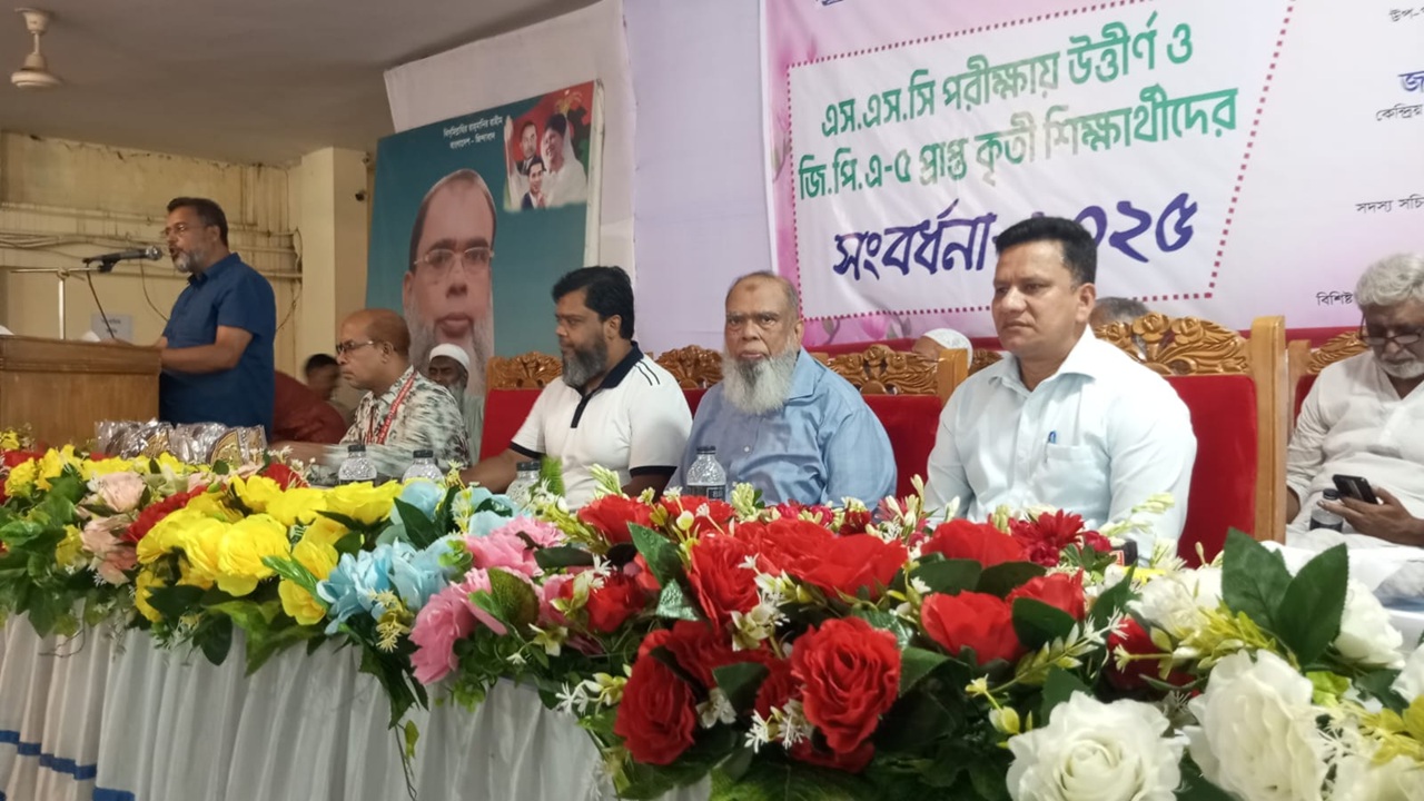 সালাহউদ্দিন আহমেদ স্কুলের উদ্যোগে এসএসসিতে জিপিএ ৫ প্রাপ্তদের ক্রেস্ট প্রদান