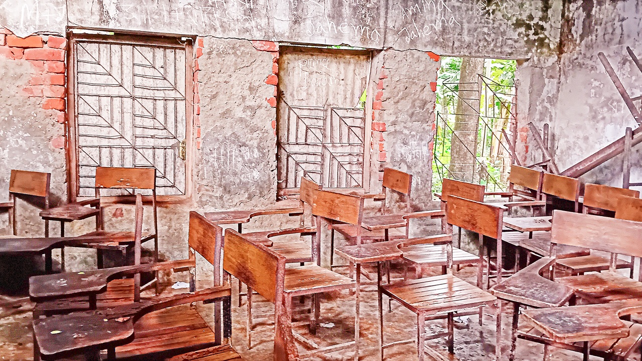 ঝুঁকিপূর্ণ ভবনে পাঠদান, আতঙ্কে শিক্ষার্থী
