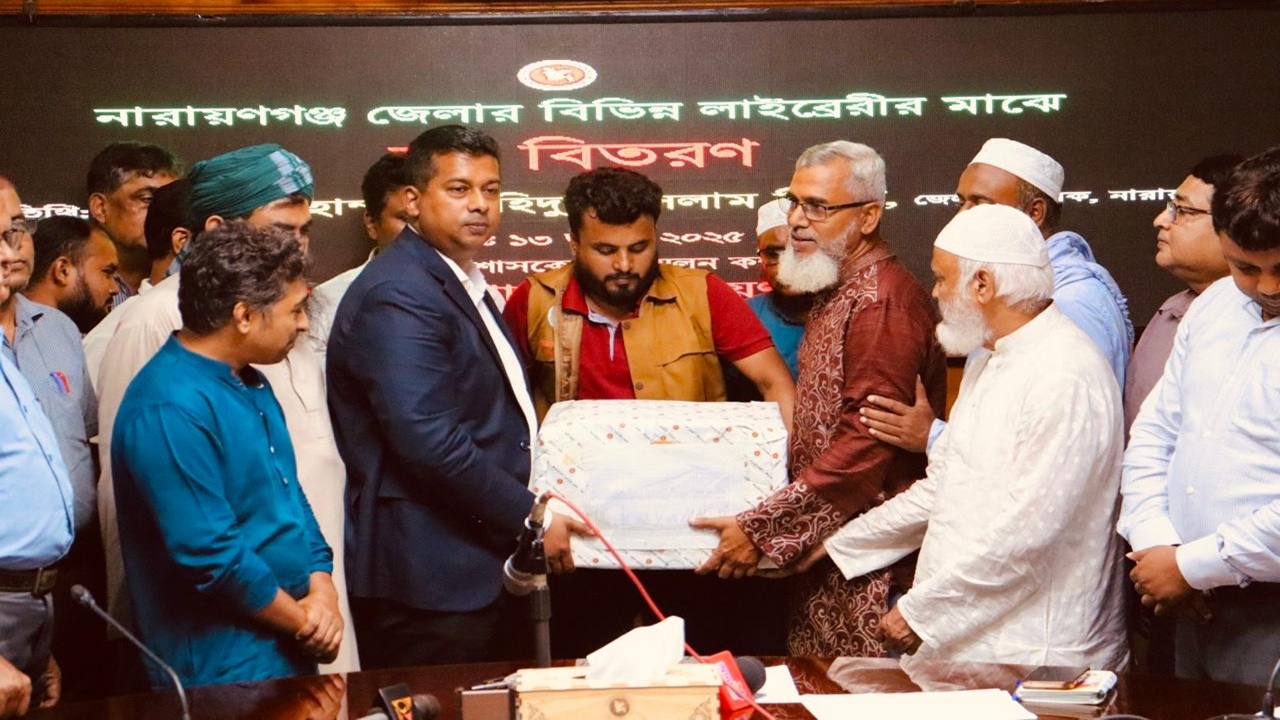 ২০টি পাঠাগার ও শিক্ষা প্রতিষ্ঠানে বই উপহার দিলেন ডিসি