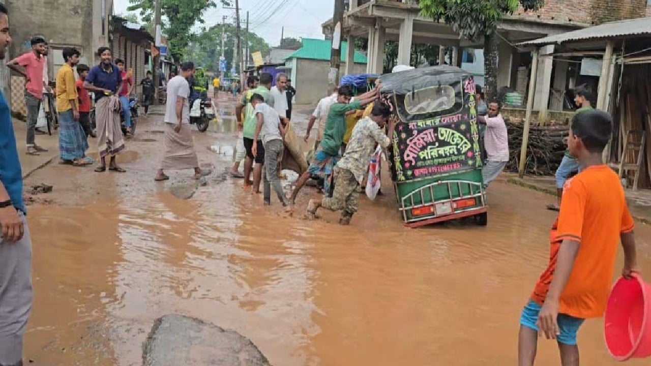 গৌরীপুর-বেখৈরহাটী সড়কে বাড়ছে দুর্ভোগ ও দুর্ঘটনা