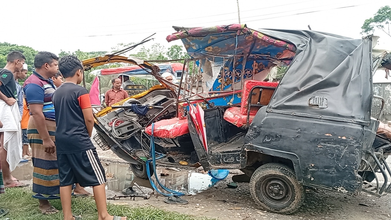 ফরিদপুরের ভাঙ্গায় মাহিন্দ্র-বাস সংঘর্ষ, নিহত ৫