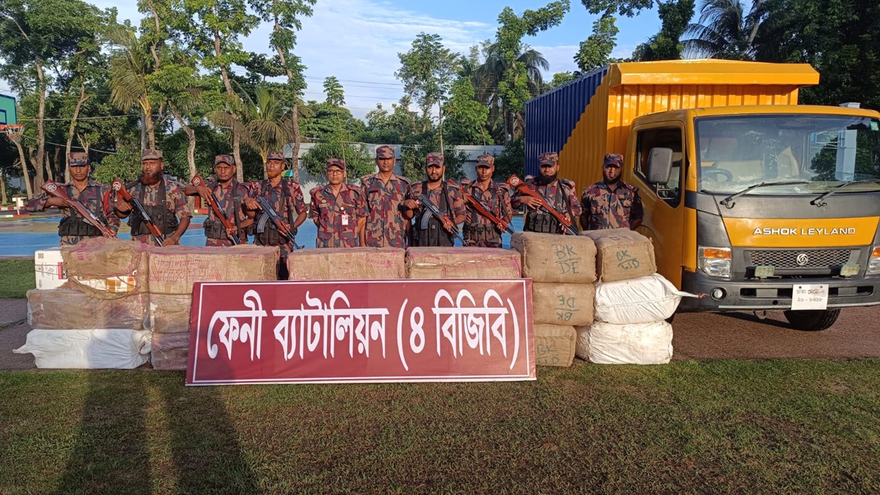 ফেনীতে চোরাচালানবিরোধী অভিযানে বিপুল ভারতীয় পণ্য জব্দ
