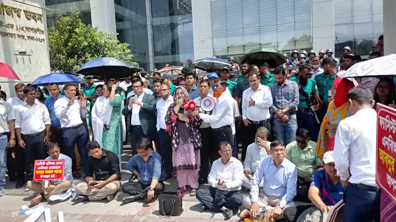 এনবিআরের প্রধান ফটক বন্ধ, বাইরে অবস্থান আন্দোলনকারীদের