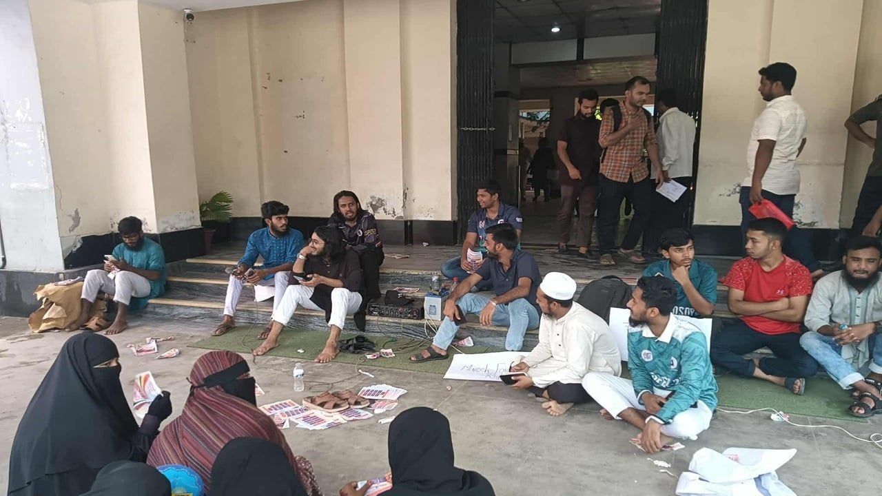৯ দফা দাবিতে প্রশাসনিক ভবন ঘেরাও রাবি শিক্ষার্থীদের