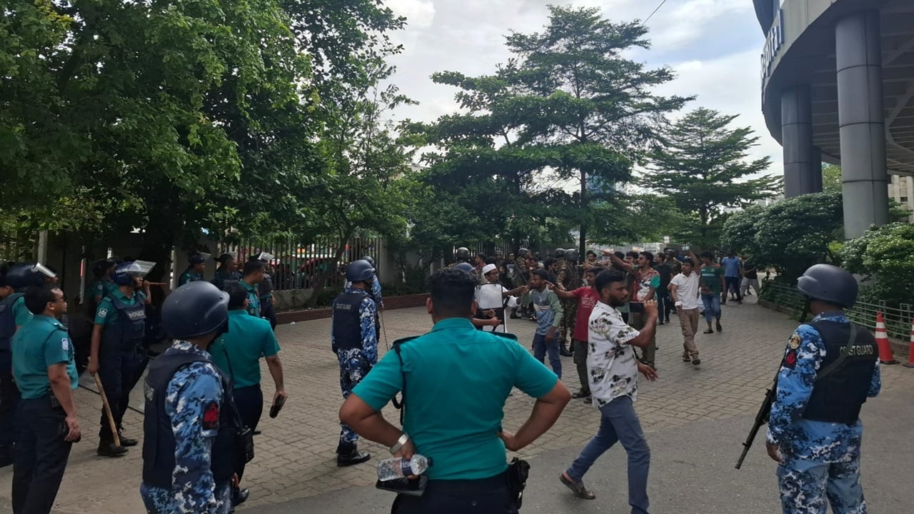 চক্ষু বিজ্ঞান ইনস্টিটিউটে জুলাই আহত-স্টাফ সংঘর্ষ, সেবা বন্ধ