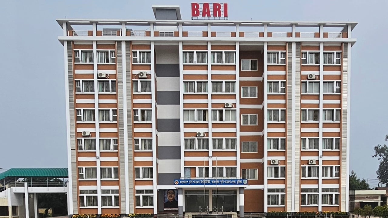 কুমিল্লা কৃষি গবেষণা কেন্দ্রে শেখ মুজিব-বাহারের ছবি