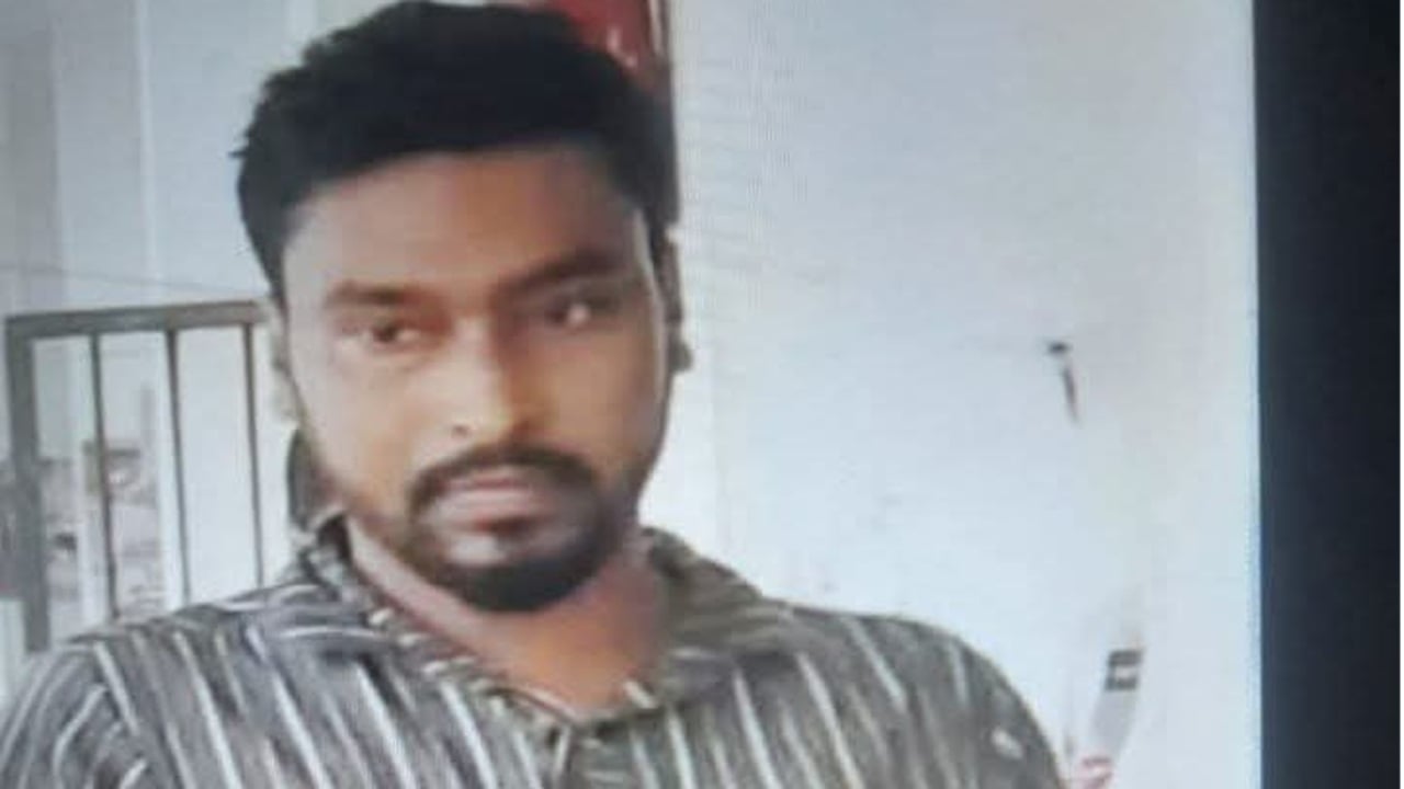 পুলিশকে পিটিয়ে হাতকড়াসহ পালালেন বিএনপি নেতা