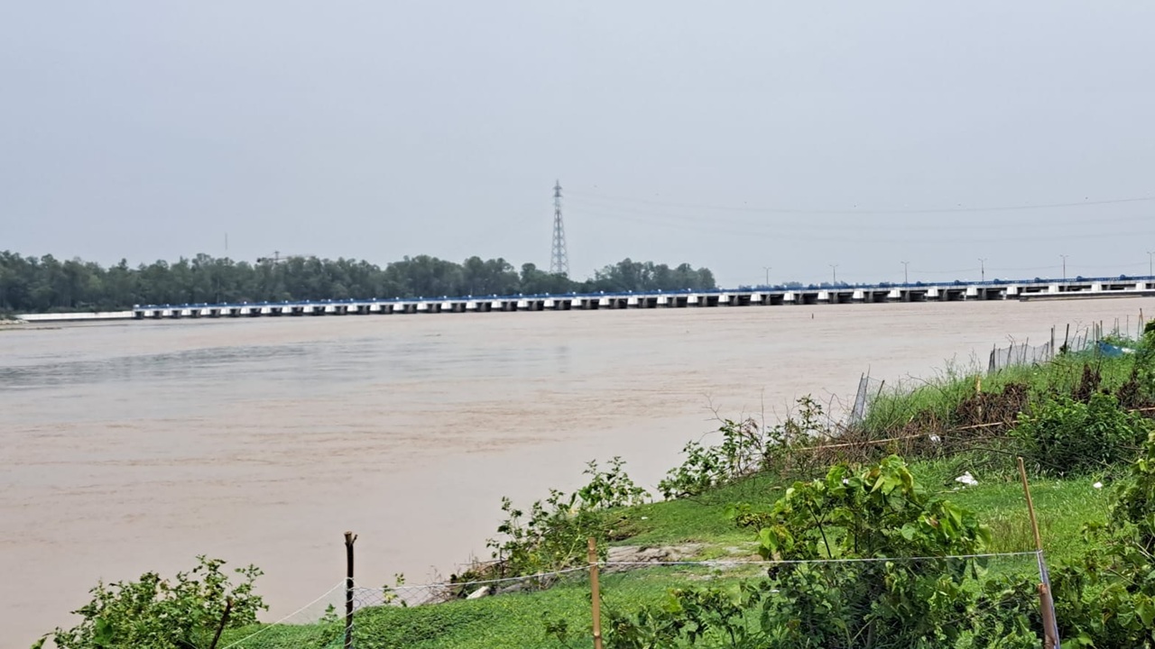 বন্যা আতঙ্কে ঘুম নেই তিস্তাপারের মানুষের