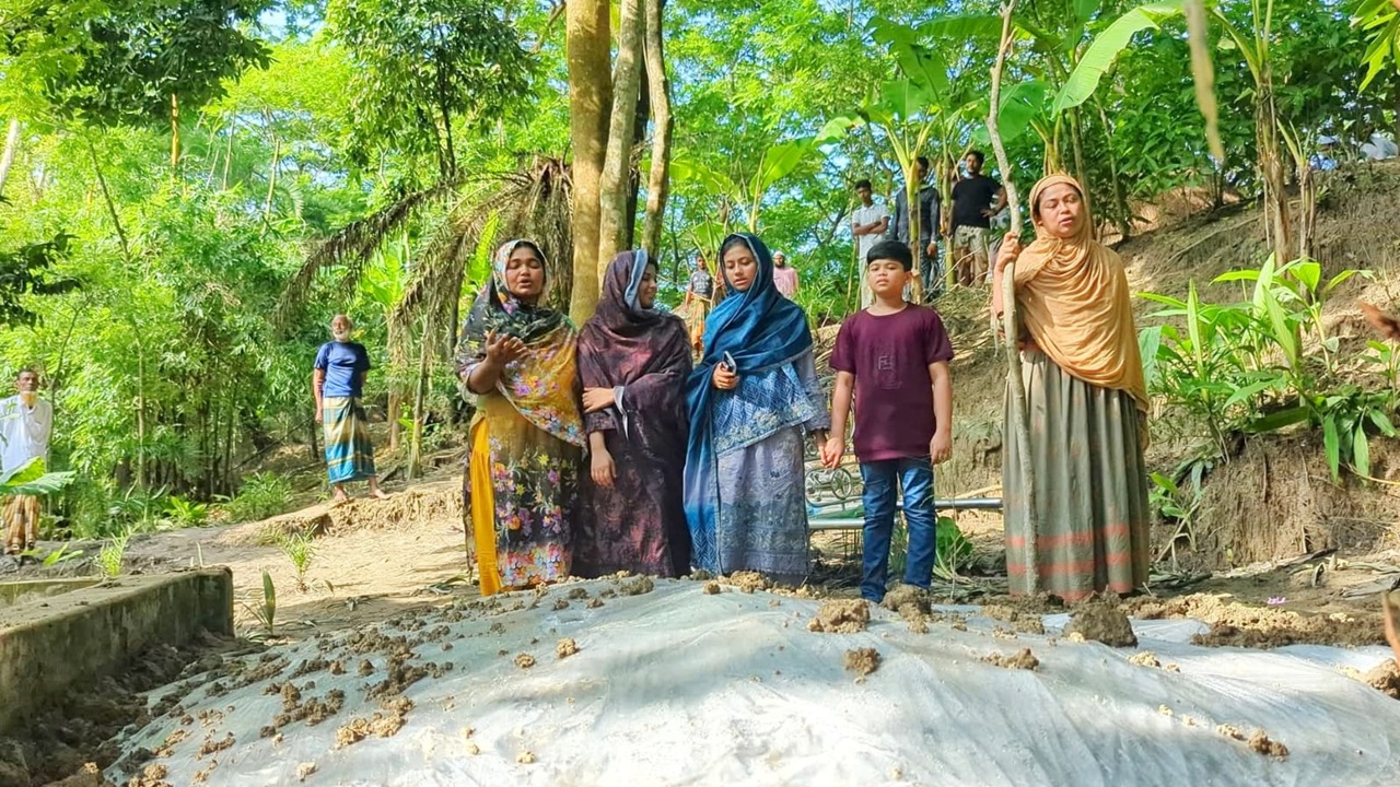 সোহাগ হত্যাকাণ্ডে স্তব্ধ গ্রামবাসী