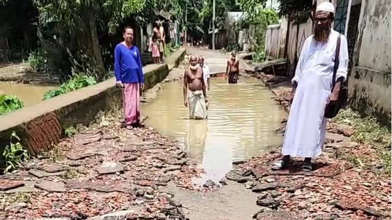 ফেনীতে বন্যার উন্নতি, বেরিয়ে আসছে ক্ষতচিহ্ন