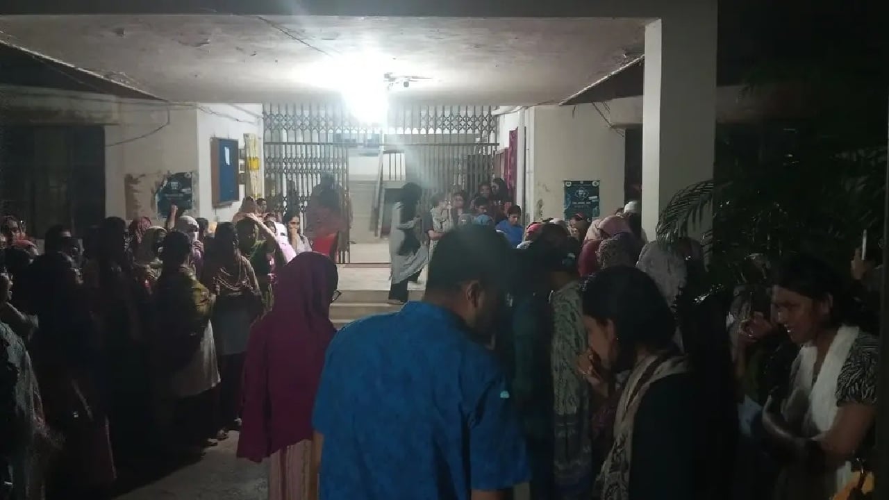 নোবিপ্রবির ছাত্রী হলে মধ্যরাতে বিক্ষোভ