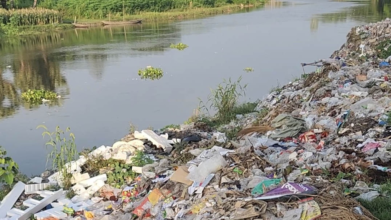 বাগমারার বারনই নদীর পাড় এখন ডাম্পিং স্টেশন