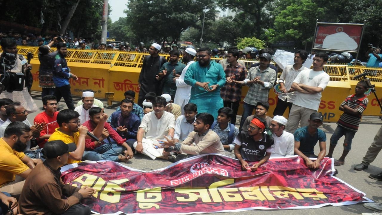 পুলিশি বাধায় সচিবালয়ের সামনে অবস্থান জুলাই ঐক্যের