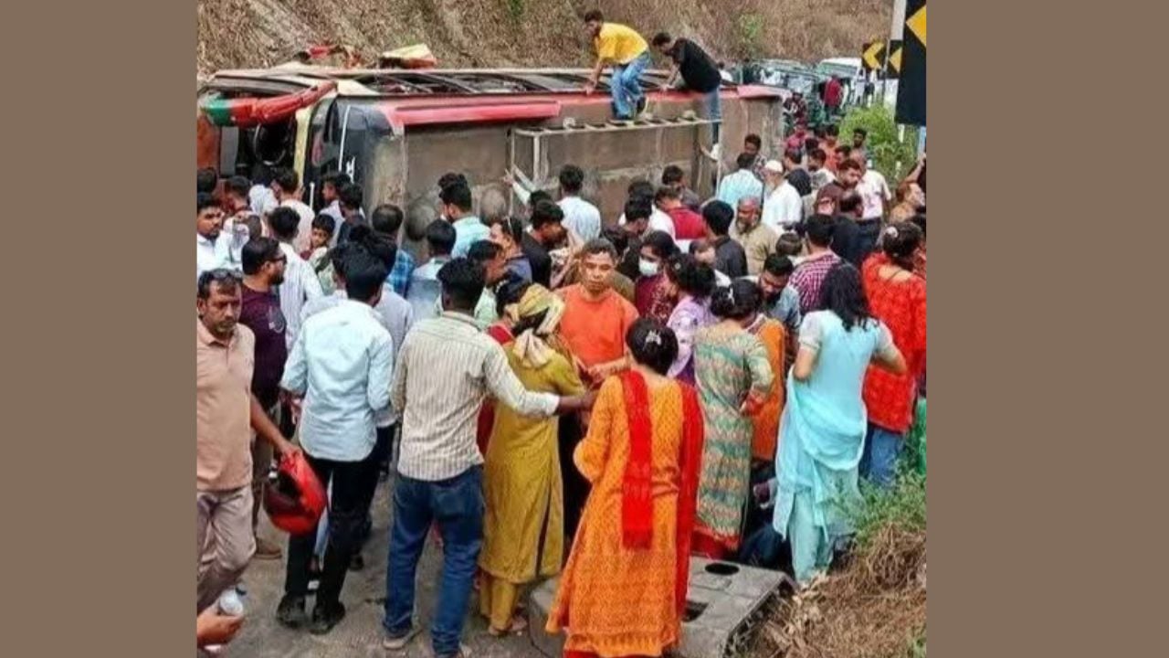 রাঙামাটি-চট্টগ্রাম সড়কে যাত্রীবাহী বাস উল্টে আহত ১৯