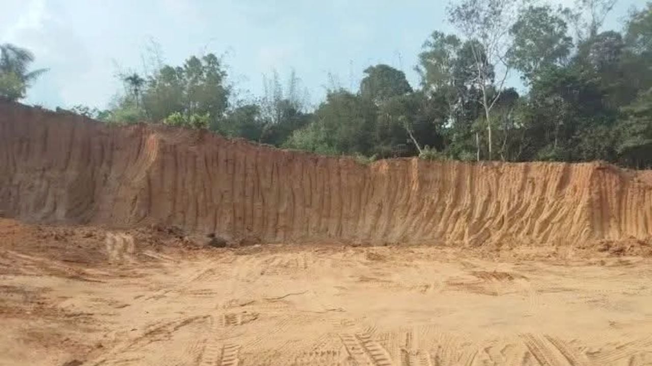 লোহাগাড়ায় বনাঞ্চলের শতাধিক পাহাড় টিলা কেটে সাবাড়, নীরব বন বিভাগ