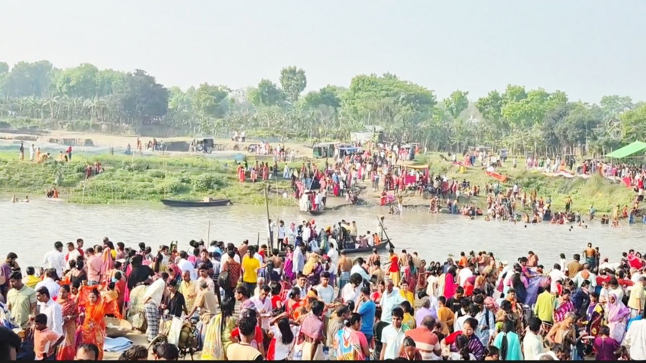 পাকুন্দিয়ায় ব্রহ্মপুত্র নদে লাখো পুণ্যার্থীর ঢল