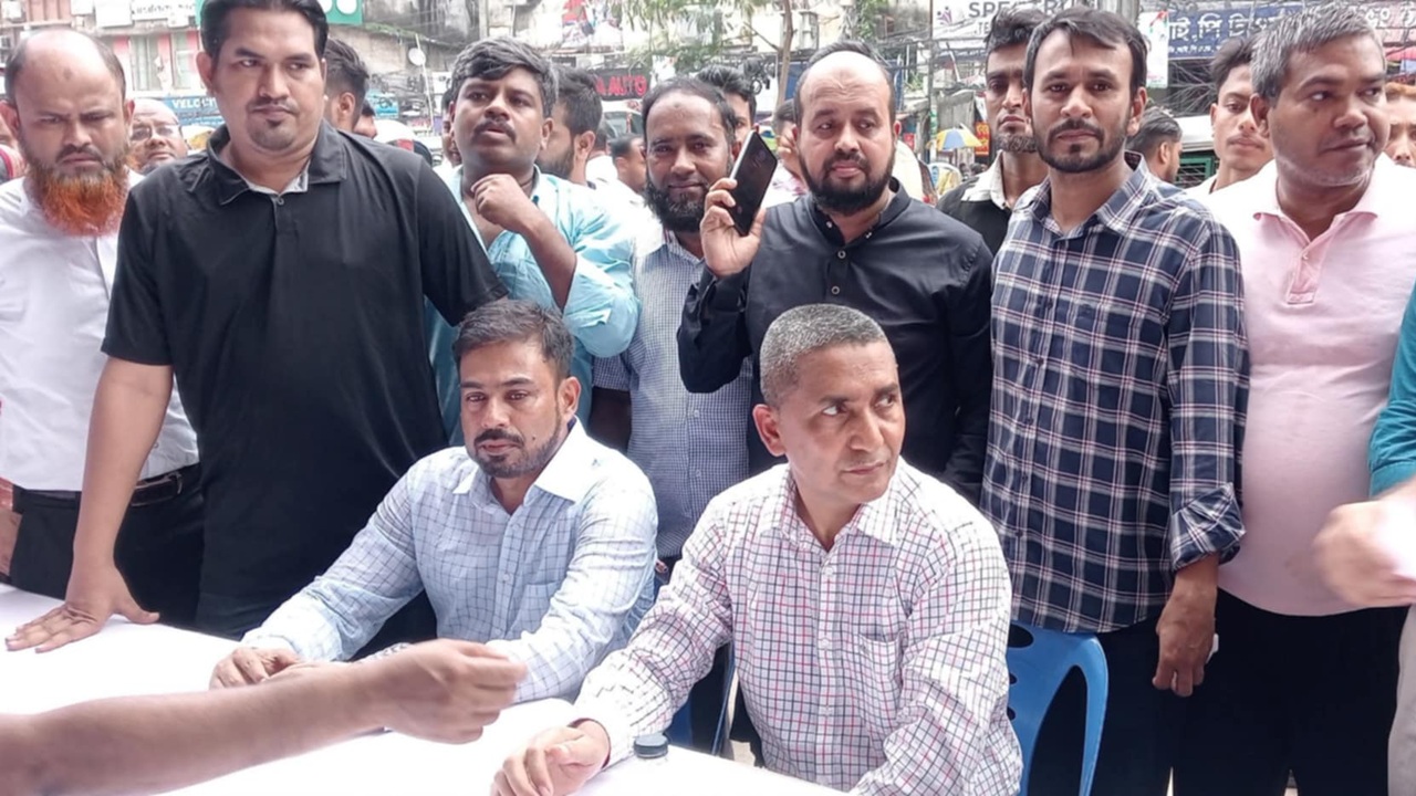 আহতদের জন্য শতাধিক ব্যাগ রক্ত দিলেন বিএনপি নেতারা