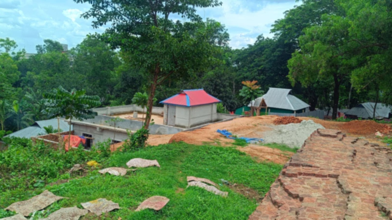 রানি ময়নামতি প্রাসাদের সীমানা ভেঙে নির্মাণ করা হচ্ছে বাড়ি