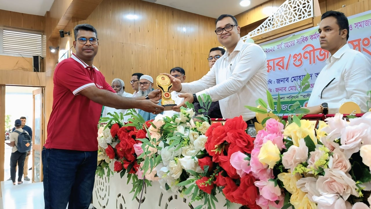 ‘আমার দেশ’-এর মান্দা প্রতিনিধিকে উপজেলা প্রশাসনের সম্মাননা