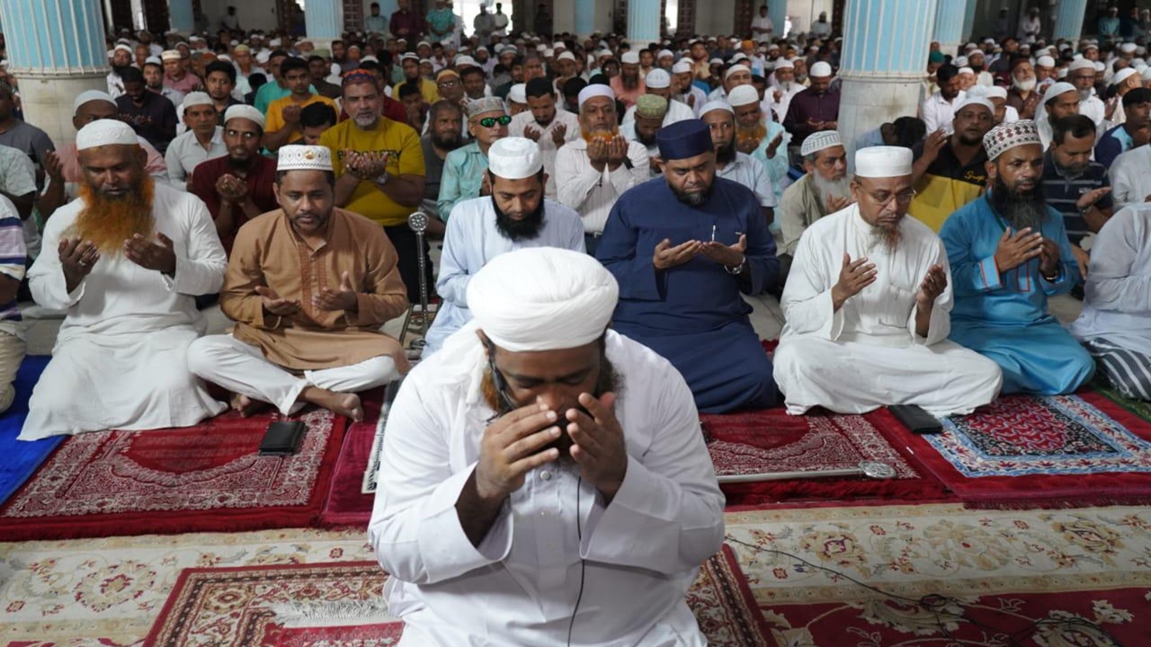 বিমান বিধ্বস্তে হতাহতদের জন্য বায়তুল মোকাররমে বিশেষ দোয়া