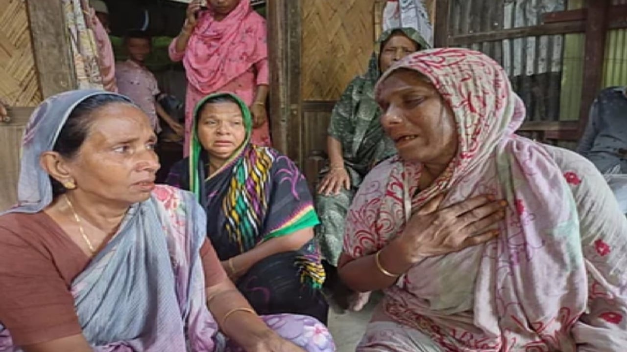 মিরসরাইয়ে শোকে বাকরুদ্ধ গ্রামবাসী