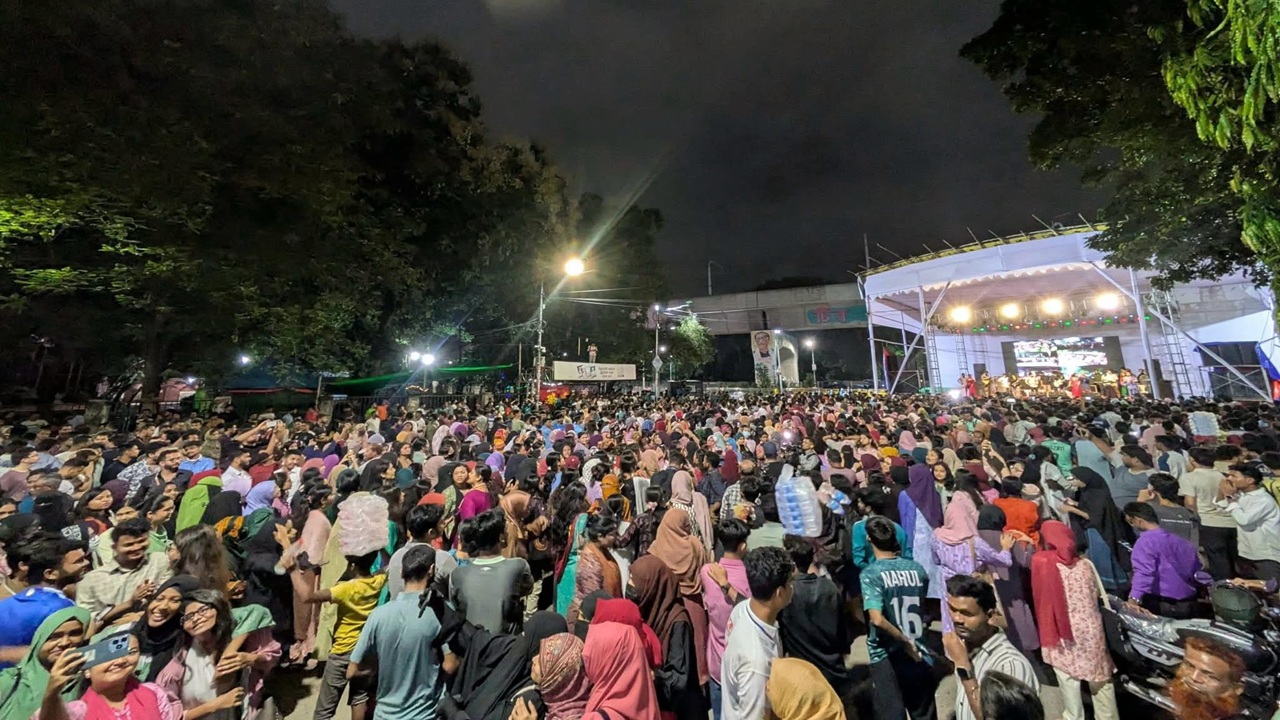 থালাবাসন নিয়ে মিছিলে ঢাবির নারী শিক্ষার্থীরা