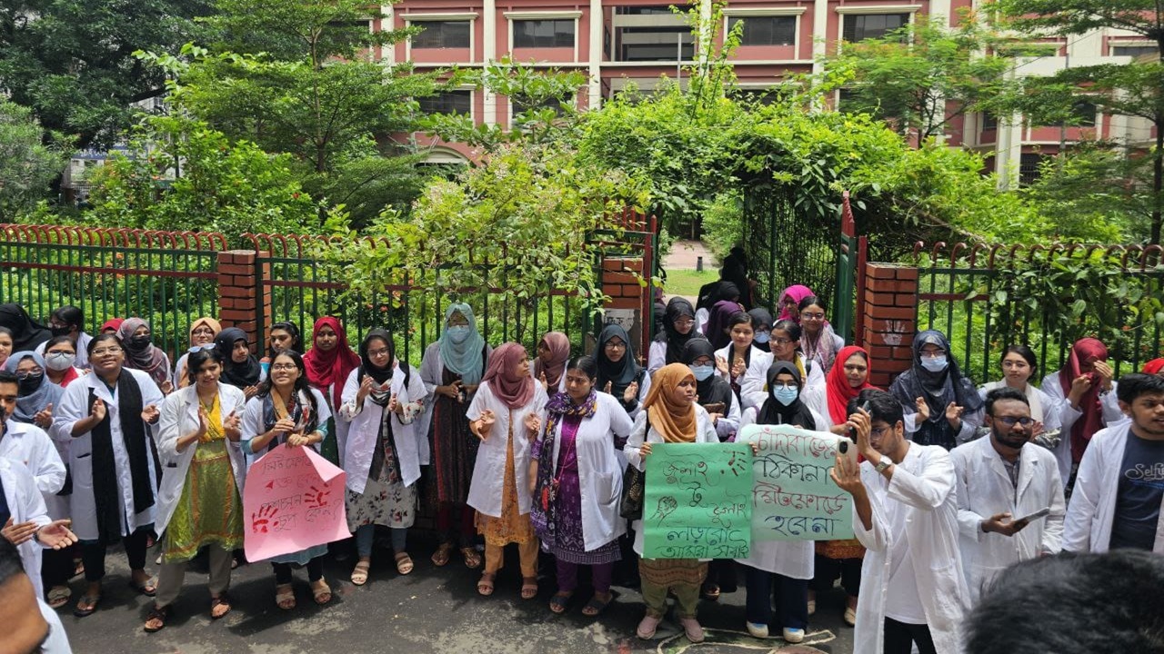 নিরাপত্তার দাবিতে কর্মবিরতে সলিমুল্লাহ মেডিকেলের ইন্টার্ন চিকিৎসকরা