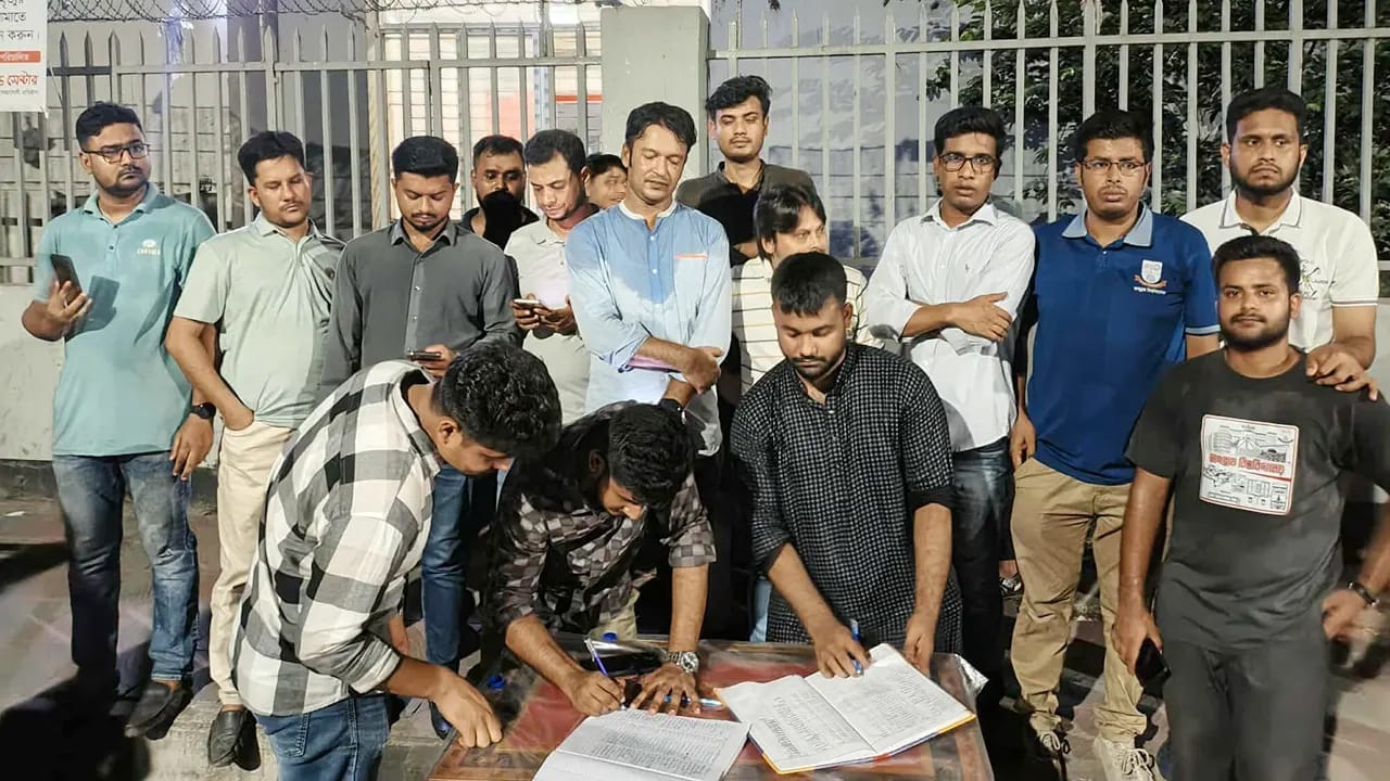 উত্তরায় বিমান দুর্ঘটনায় আহতদের পাশে জবি বাঁধন ও ছাত্রদল